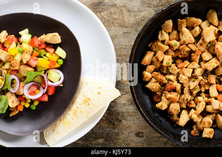 Frisches Hähnchenfleisch in den Salat und Pan von oben Stockfoto