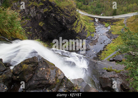 Skjervsfossen Wasserfall in granvin, Nord-Norwegen, Norwegen, von oben gesehen. Stockfoto