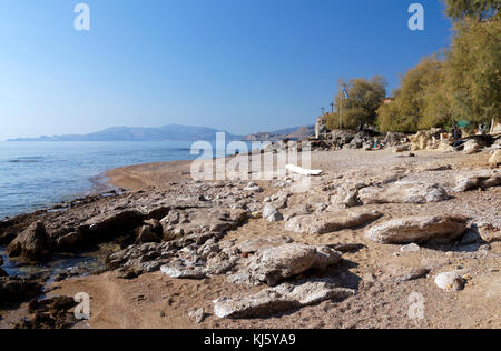 Hidden Beach in der Nähe von Roter Sand Bay oder Kokkini Ammos, in der Nähe von Archangelos, Rhodos, Dodekanes, Griechenland. Stockfoto