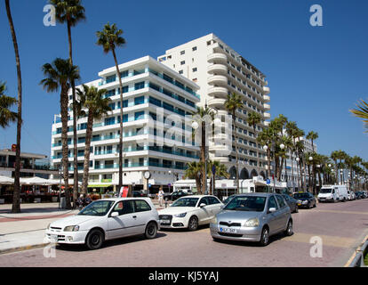 Larnaca, Zypern - März 23,2015: Strandpromenade walkway an foinikoudes beach Larnaca an der Südküste der Mittelmeerinsel Zypern. Stockfoto