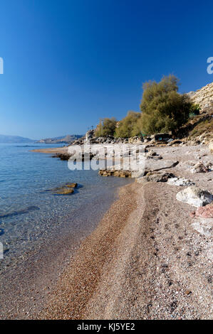 Hidden Beach in der Nähe von Roter Sand Bay oder Kokkini Ammos, in der Nähe von Archangelos, Rhodos, Dodekanes, Griechenland. Stockfoto