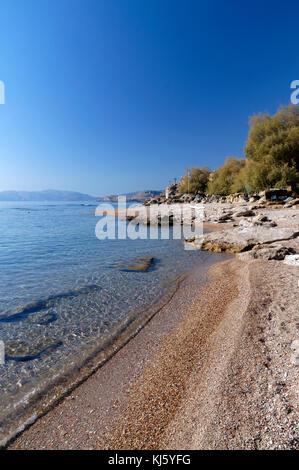 Hidden Beach in der Nähe von Roter Sand Bay oder Kokkini Ammos, in der Nähe von Archangelos, Rhodos, Dodekanes, Griechenland. Stockfoto