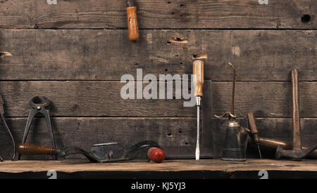 Alte Tischler Werkzeuge auf eine Holzwand mit Platz für Text oder Bild Stockfoto
