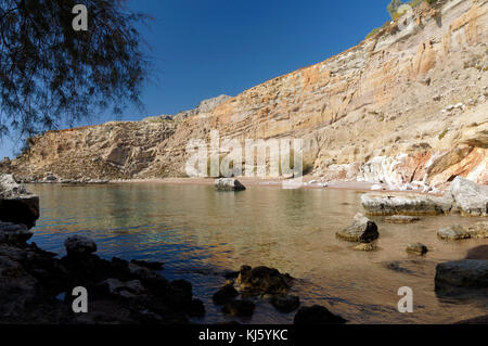 Hidden Beach in der Nähe von Roter Sand Bay oder Kokkini Ammos, in der Nähe von Archangelos, Rhodos, Dodekanes, Griechenland. Stockfoto