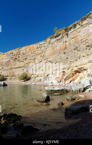 Hidden Beach in der Nähe von Roter Sand Bay oder Kokkini Ammos, in der Nähe von Archangelos, Rhodos, Dodekanes, Griechenland. Stockfoto