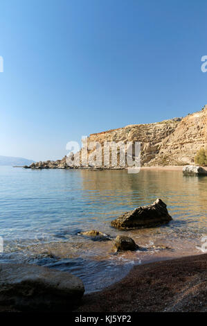 Hidden Beach in der Nähe von Roter Sand Bay oder Kokkini Ammos, in der Nähe von Archangelos, Rhodos, Dodekanes, Griechenland. Stockfoto