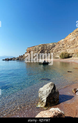 Hidden Beach in der Nähe von Roter Sand Bay oder Kokkini Ammos, in der Nähe von Archangelos, Rhodos, Dodekanes, Griechenland. Stockfoto