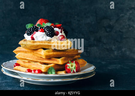 Hausgemachte gebackene traditionelle belgische Waffeln mit Früchten, selektiver Fokus und Leerzeichen Stockfoto