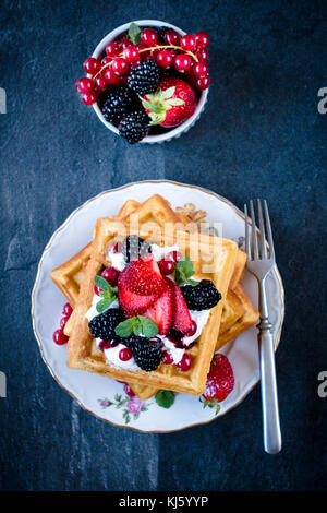 Hausgemachte gebackene traditionelle belgische Waffeln mit Früchten, selektiver Fokus und Leerzeichen Stockfoto