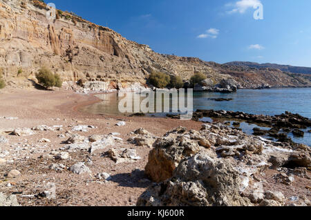 Hidden Beach in der Nähe von Roter Sand Bay oder Kokkini Ammos, in der Nähe von Archangelos, Rhodos, Dodekanes, Griechenland. Stockfoto