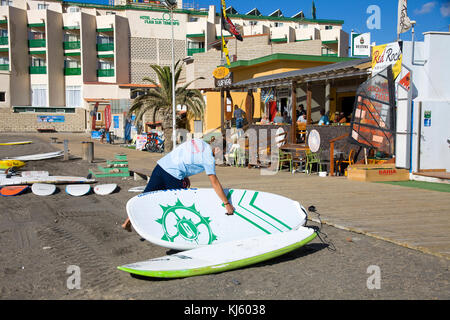 Surfer am Strand von El Medano, ein beliebtes Ziel für Surfer auf Teneriffa, Kanarische Inseln, Spanien Stockfoto