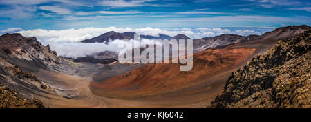 Bunte Panoramablick auf vulkanischen Kegeln vom Gipfel des Haleakala Kraters in Maui, Hawaii Stockfoto