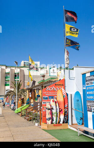 Surfer Schule, Bretter am Strand von El Medano, ein beliebtes Ziel für Surfer auf Teneriffa, Kanarische Inseln, Spanien Stockfoto