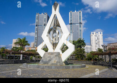 Wind Skulptur von Cesar Manrique, hinter zwei identische skyscaper Torres de Santa Cruz, Santa Cruz de Tenerife, Teneriffa, Kanarische Inseln, Spanien Stockfoto