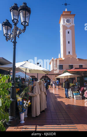 Nonnen in einem Blumenladen im Patio der Mercado de Nuestra Señora de Africa, Stadt Markt in Santa Cruz de Tenerife, Teneriffa, Kanarische Inseln, Spanien Stockfoto