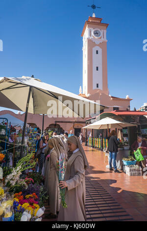 Nonnen in einem Blumenladen im Patio der Mercado de Nuestra Señora de Africa, Stadt Markt in Santa Cruz de Tenerife, Teneriffa, Kanarische Inseln, Spanien Stockfoto