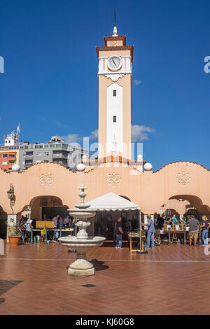 Terrasse und Uhrturm der Mercado de Nuestra Señora de Africa, Santa Cruz de Tenerife, Teneriffa, Kanarische Inseln, Spanien Stockfoto