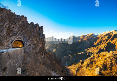 Alpi Apuane Bergstraße Pass und Tunnelblick bei Sonnenuntergang. Filmstandort in Carrara, Toskana, Italien. Europa. Stockfoto