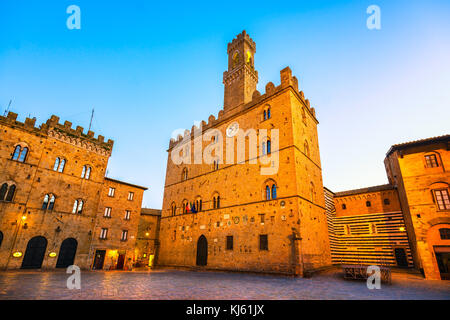 Volterra Stadt central square, mittelalterlichen Palast Palazzo dei Priori Wahrzeichen, Pisa, Toskana, Italien, Europa Stockfoto