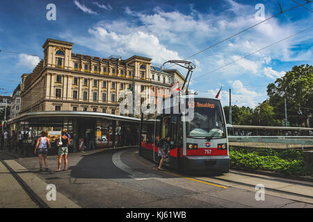 Passagiere steigen in der Stadtbahn am Schottentor-Hauptbahnhof in Wien, Österreich, ein Stockfoto