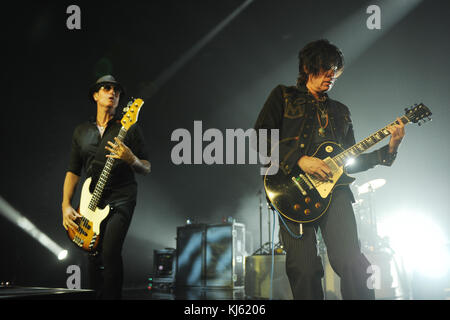 HOLLYWOOD FL - 12. Oktober: Robert Deleo Dean Deleo von Stone Temple Pilots bei Hard Rock Live im Seminole Hard Rock Hotel & Casino am 12. Oktober 2010 in Hollywood, Florida. Personen: Robert Deleo Dean Deleo Stockfoto