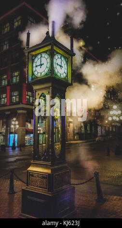 Historische Steam Clock in Vancouver's Gastown bei Nacht Stockfoto