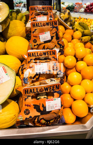 LANZAROTE, SPANIEN 4. Nov. 2017: Kürbisse auf reduzieren nach Halloween Saison im Spar-SB-Warenhaus in Costa Teguise. Stockfoto