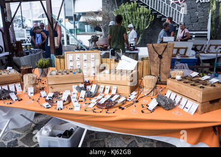 LANZAROTE, SPANIEN-4. Nov 2017: Handgefertigter Schmuck kann am Montag und Mittwoch auf dem Markt von Marina Rubicon in Playa Blanc verkauft werden Stockfoto