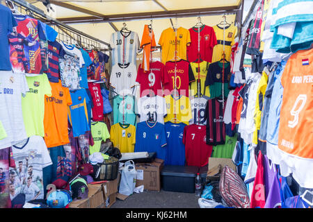 LANZAROTE, SPANIEN 4. Nov. 2017: Verschiedene Fußball-T-Shirts und andere Souvenirs können im Verkauf bei der Marina Rubicon Markt am Montag und Mittwoch. Stockfoto