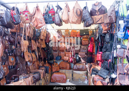 LANZAROTE, SPANIEN-4. November 2017: Verschiedene Handtaschen sind am Montag und Mittwoch auf dem Markt von Marina Rubicon in Playa Blanca erhältlich. Stockfoto