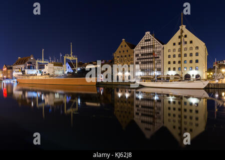 Schiffe und Maritime Museum und ihre Reflexionen über die Mottlau in Danzig, Polen, am Abend. Stockfoto