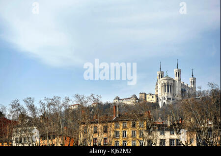 Lyon (Frankreich): Notre-Dame de Fourviere Basilica (eingetragen als französischer Historische Wahrzeichen "Monument Historique") von den Kais gesehen ein Stockfoto