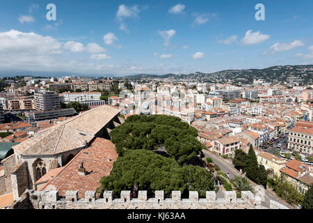 Cannes (Frankreich): Die Stadt von Le Suquet Turm gesehen. In der Mitte der Kirche von Notre-Dame-d'Esperance Stockfoto