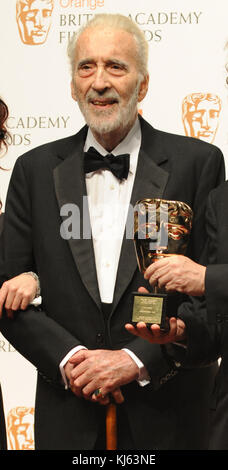 LONDON, ENGLAND - 13. Februar: Sir Christopher Lee, Helena Bonham Carter und Tim Burton posiert vor der Gewinner Bretter am Orange British Academy Film Awards 2011 am Royal Opera House am 13. Februar in London, England 2011. Personen: Sir Christopher Lee Stockfoto