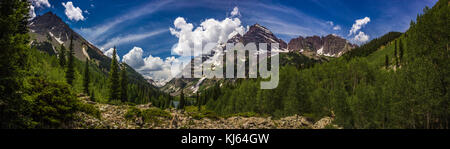 Atemberaubende kastanienbraunen Glocken und Kratersee in Snowmass Wildnis in Aspen, Colorado mit einem blauen Himmel und Wolken im Sommer Stockfoto