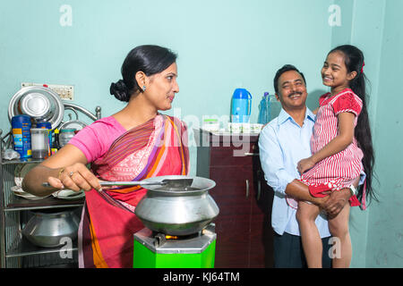 Mutter kocht, eine glückliche Familie Umgebungen in Dhaka, Bangladesch. Stockfoto