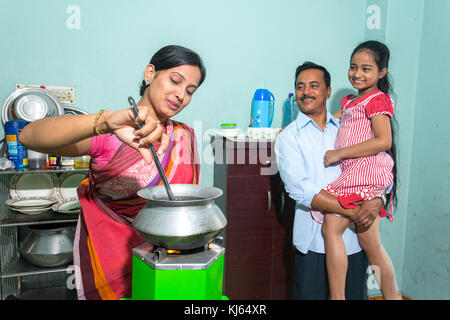 Mutter kocht, eine glückliche Familie Umgebungen in Dhaka, Bangladesch. Stockfoto