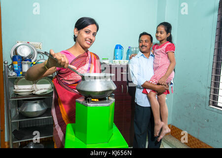 Mutter kocht, eine glückliche Familie Umgebungen in Dhaka, Bangladesch. Stockfoto