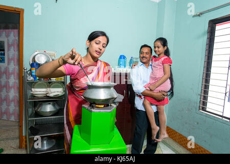 Mutter kocht, eine glückliche Familie Umgebungen in Dhaka, Bangladesch. Stockfoto