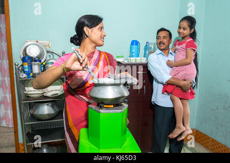 Mutter kocht, eine glückliche Familie Umgebungen in Dhaka, Bangladesch. Stockfoto