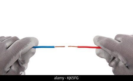 Zwei Kabel rot und blau in Position der Kurzschluss in Händen mit Schutzhandschuhe gegen einander. Stockfoto