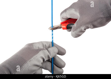 Kabel Zangen, Zangen in die Hände der Elektriker mit Handschuhen schneiden ein blauer Draht isoliert auf weißem Stockfoto