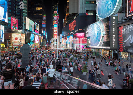 Times Square bei Nacht in Manhattan, New York Stockfoto