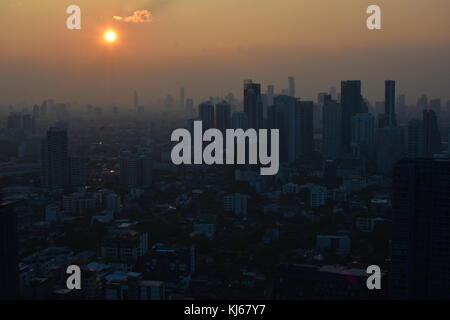 Schönen Sonnenuntergang über Bangkok, Bild von oben auf das Marriot Hotel genommen. Stockfoto