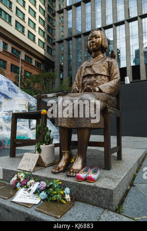 Die Statue des Friedens (in Japan, der Komfort Frau statue genannt) vor der japanischen Botschaft in Seoul, Südkorea. Stockfoto