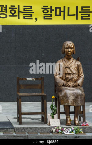 Die Statue des Friedens (in Japan, der Komfort Frau statue genannt) vor der japanischen Botschaft in Seoul, Südkorea. Stockfoto