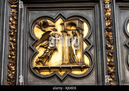 Verkündigungsszene - Detail der Nordtüren des Baptisteriums in Florenz, Italien Stockfoto