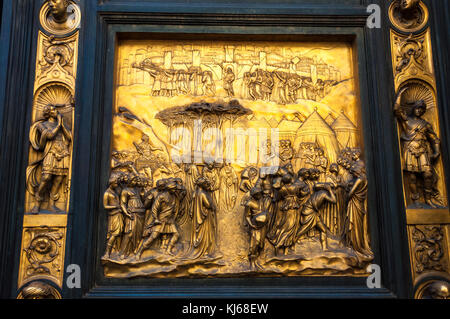 Tore of Paradise Detail der Bronzetür des Baptisteriums in Florenz, Italien - Tafel Nr. 8: Geschichten von Joshua Stockfoto