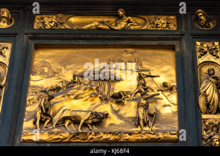 Tore of Paradise Detail der Bronzetür des Baptisteriums in Florenz, Italien - Tafel Nr. 2: Kain und Abel Stockfoto