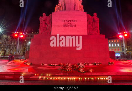 Riga, Lettland, 17. November 2017: Festival staro Riga, strahlenden Riga feiert 99. Jahrestag der Unabhängigkeit. vecriga, festlichen Markt Stockfoto